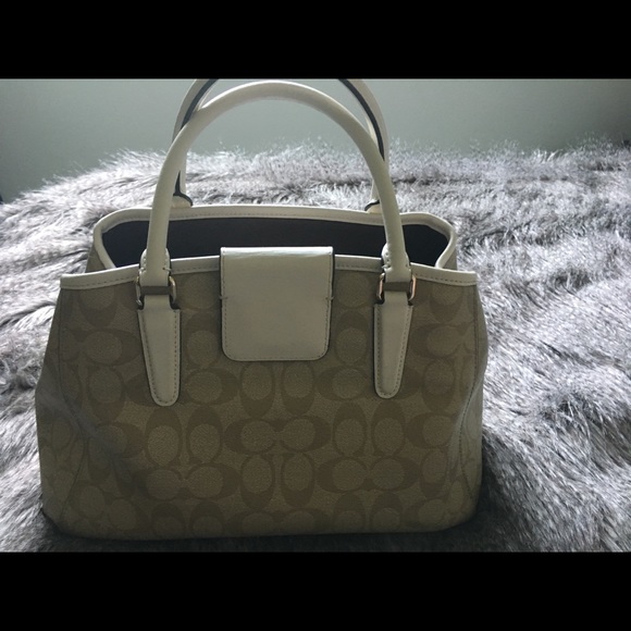 Authentic Coach Handbag with strap - Picture 6 of 8